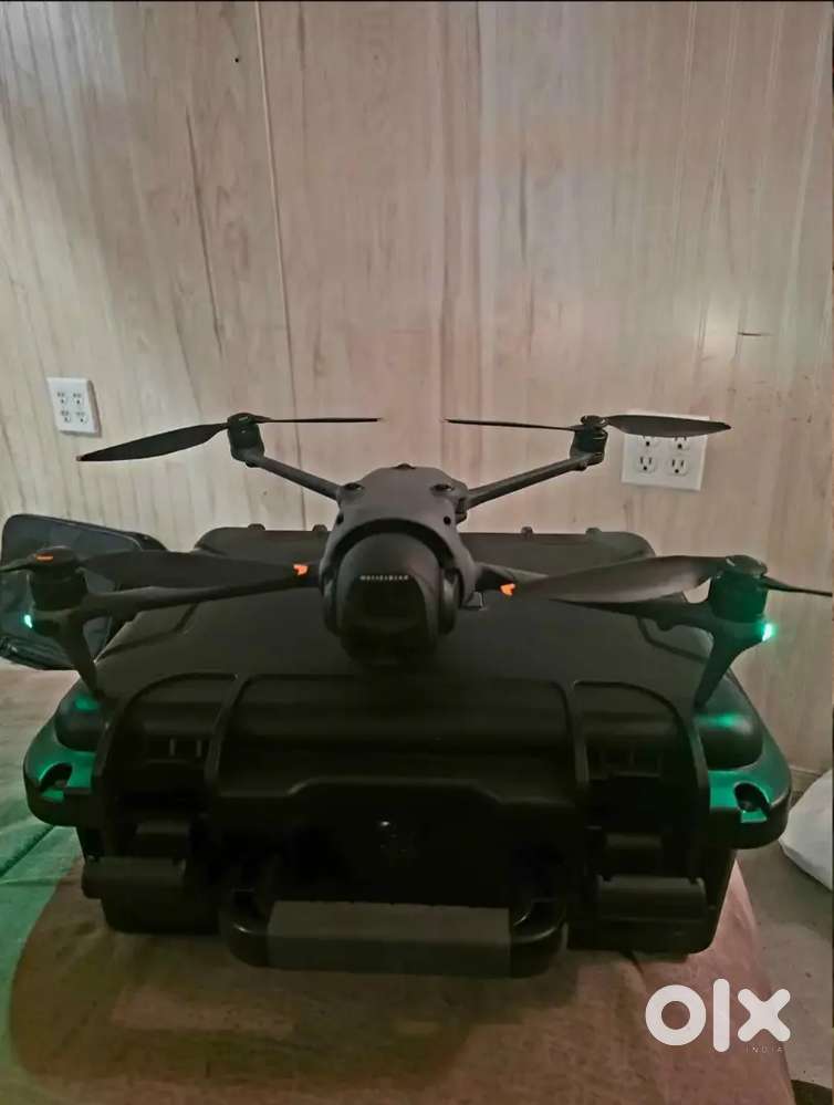 DJ Mavic 4 Pro 512GB Creator Combo (RC Pro 2) O4+ 10-bit 30km HDR Vide