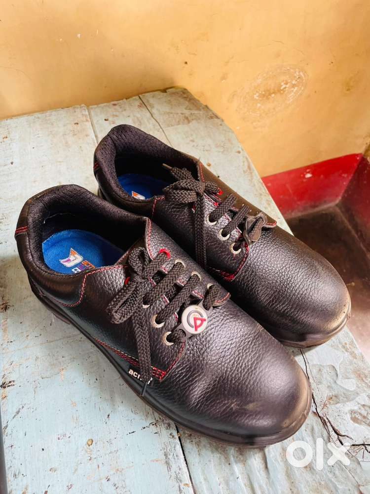 Safety shoe of acme company