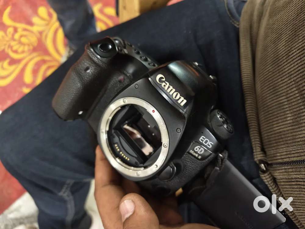 6d mark ii well condition betrry 3 charger bag