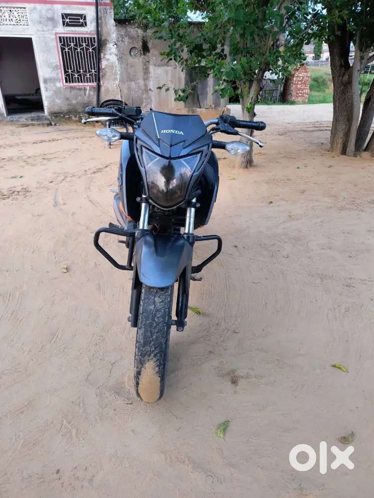 Hornet 160R with smooth engine and great mileage.
