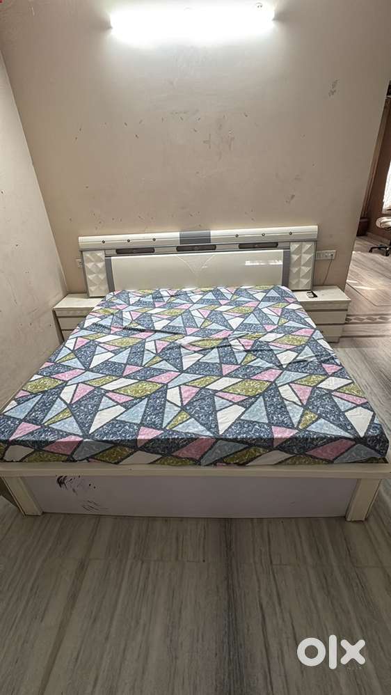 White Bed Set and White TV Cabinet with Storage Dr Family Urgent Sale