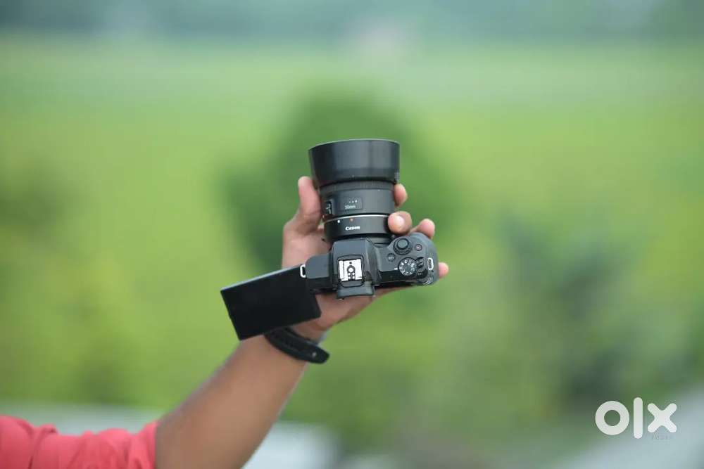 Canon M50 Mirrorless camera with canon 50 mm f1.8 and 15-45 mm lens