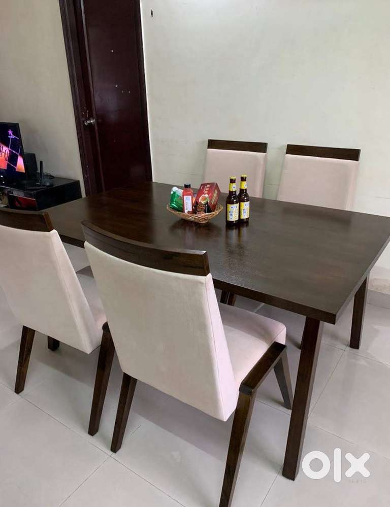 4 seater Dining table with Cushioned Chairs