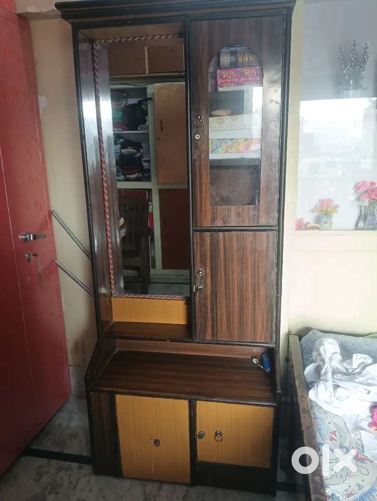 Dressing with the mirror