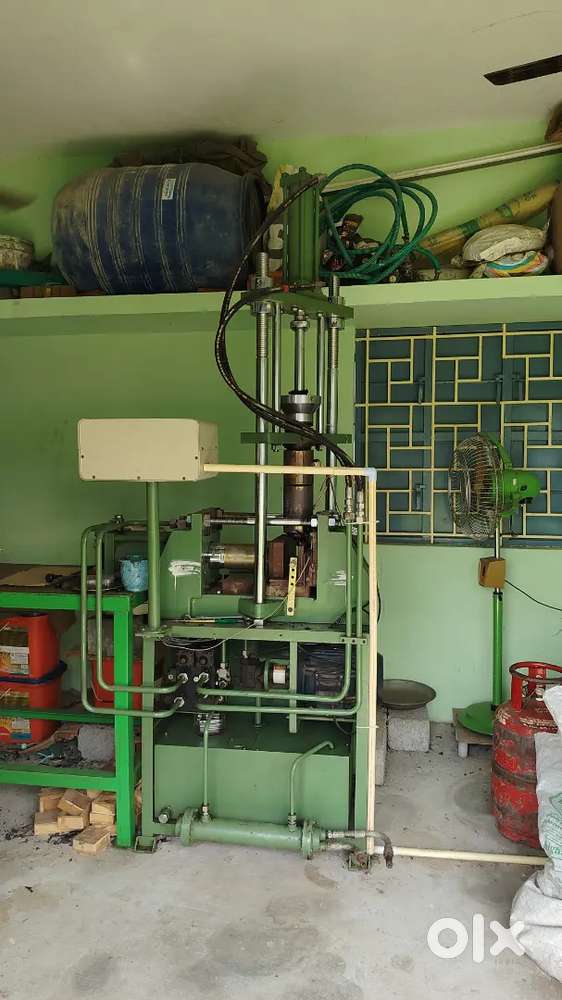 Injection molding machine vertical type