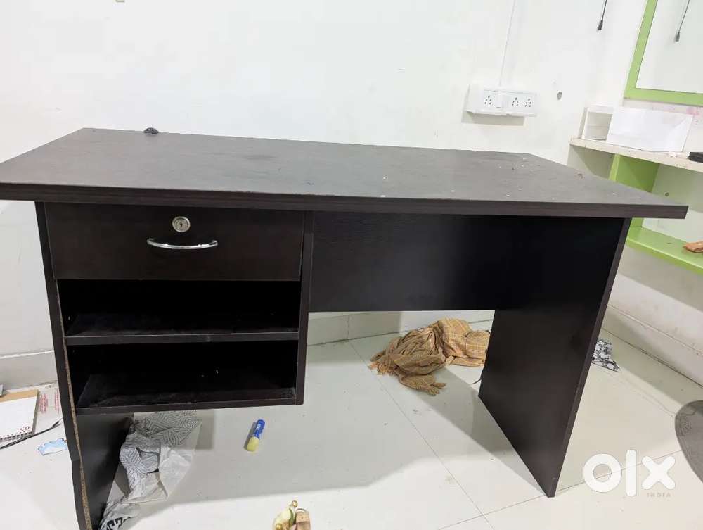 Office tables available at good condition