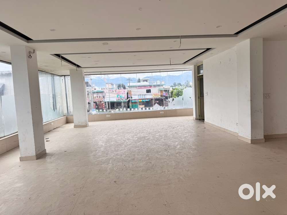 this is 800 sqft ground floor shop for rent in ec road