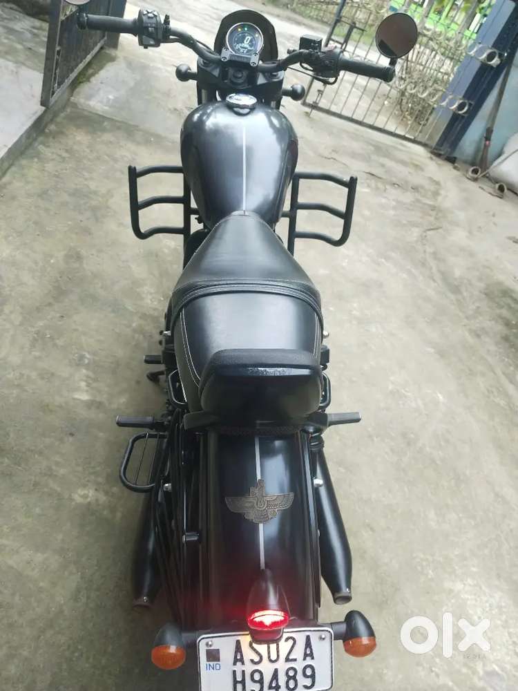Yezdi Roadstar 2022 Gray colour