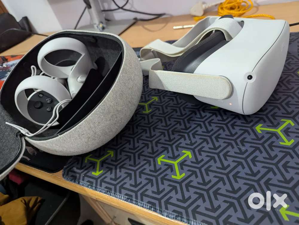 Almost New VR Oculus Quest 2 Advanced All in One