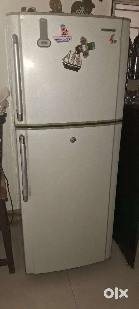 Double door refrigerator