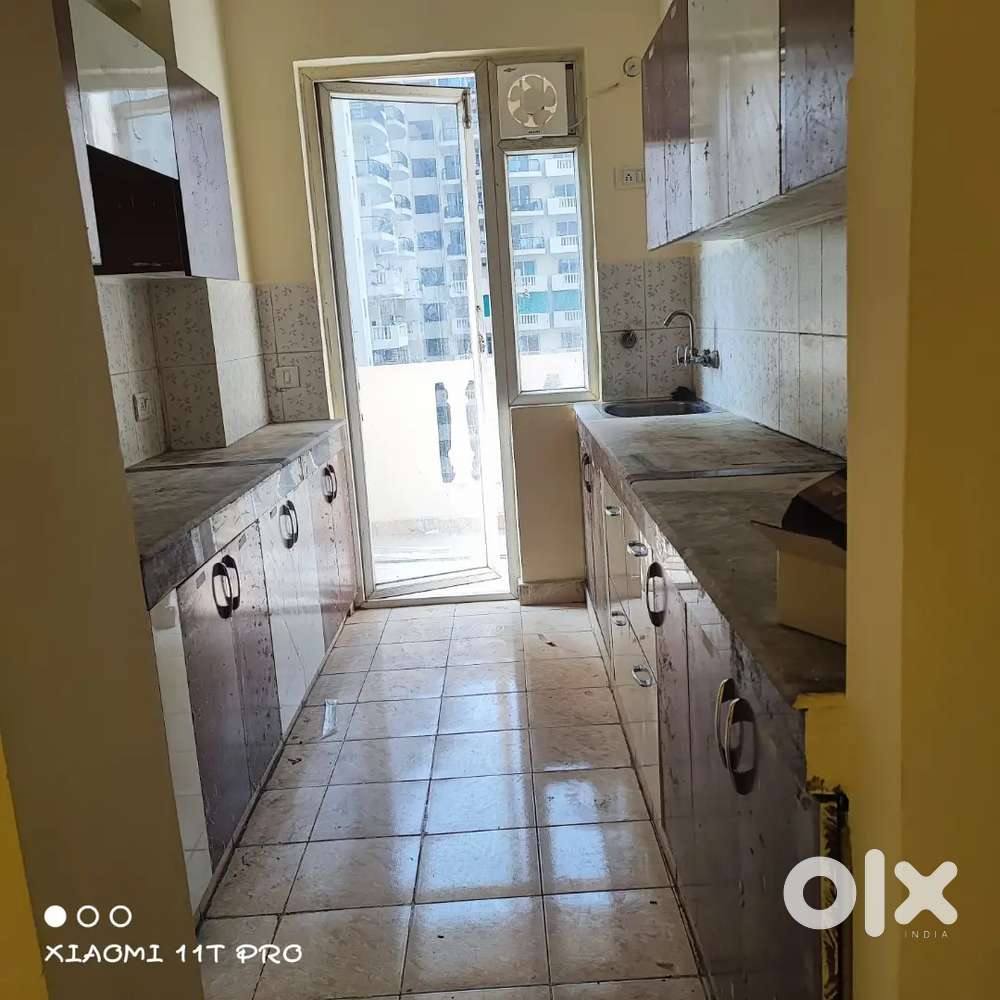 Semi furnished 3bhk for rent at sector 70 IMT