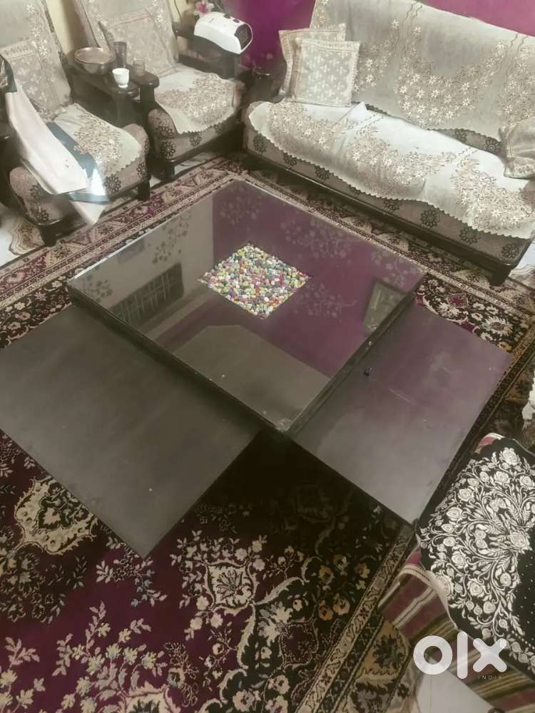 Table sell Krna h achi condition m h
