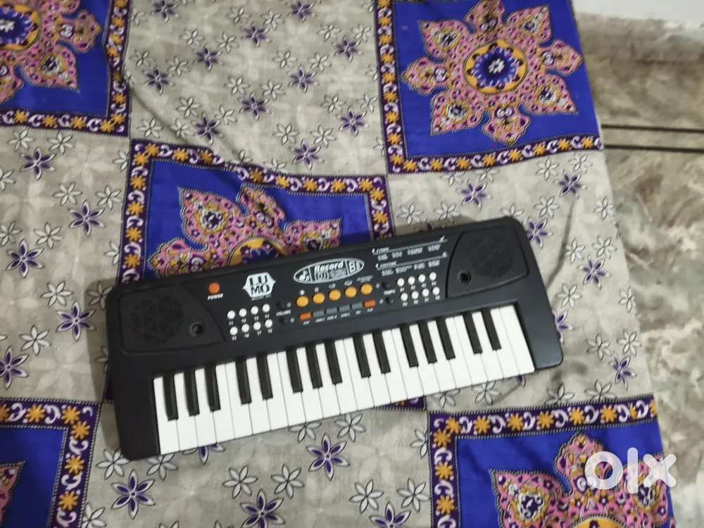 Piano  Good condition use only 3 to 4 days good condition mic an piano