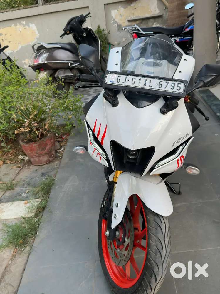 R15 V4 white