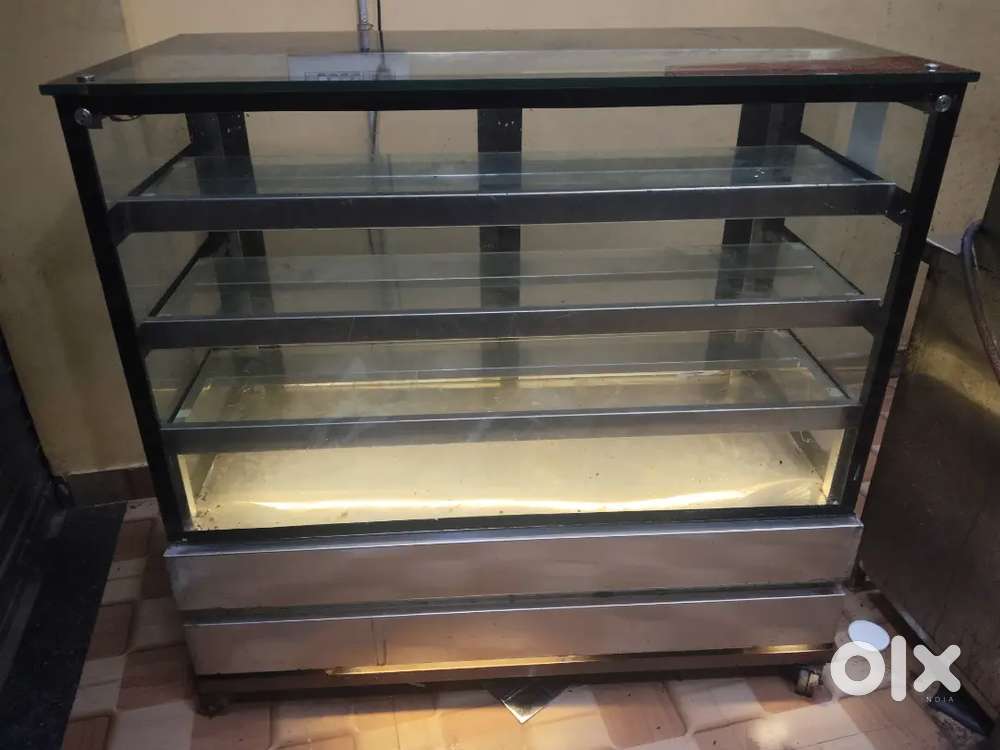 Cake display counter with trolley