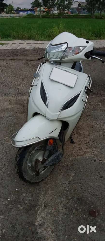 Brand Honda, Model- 5g, Year 2020, 1st owner, White colour
