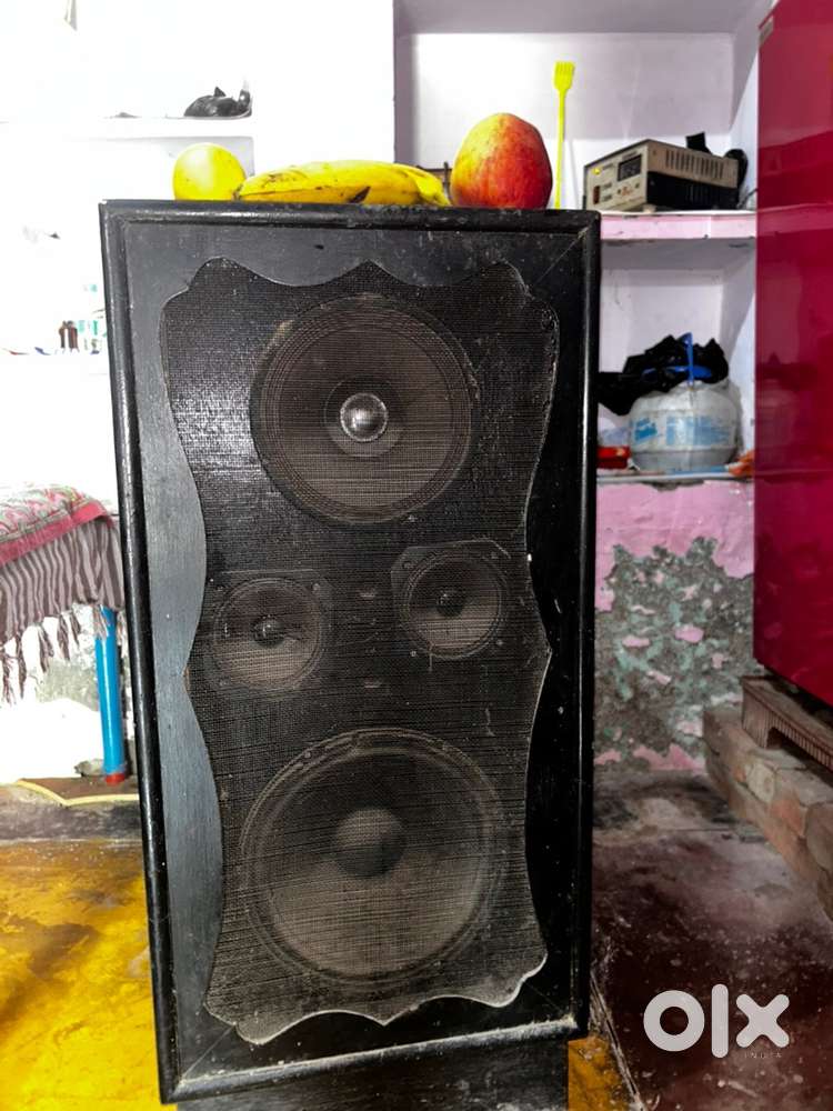 Speaker column with 4 big speaker is in good condition