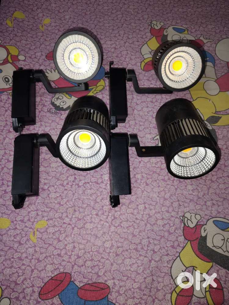 SHOWROOM FOCUS LIGHTS (₹900 each)