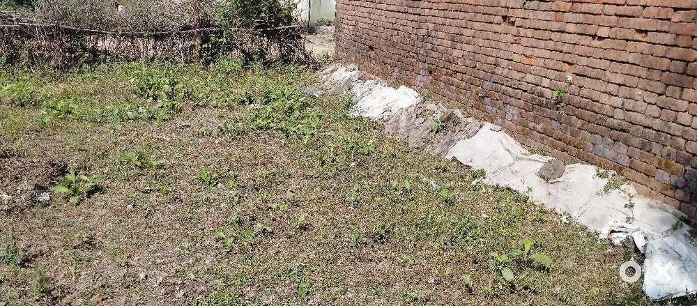 Plot bechna hai aur us par kaccha makan bana hai