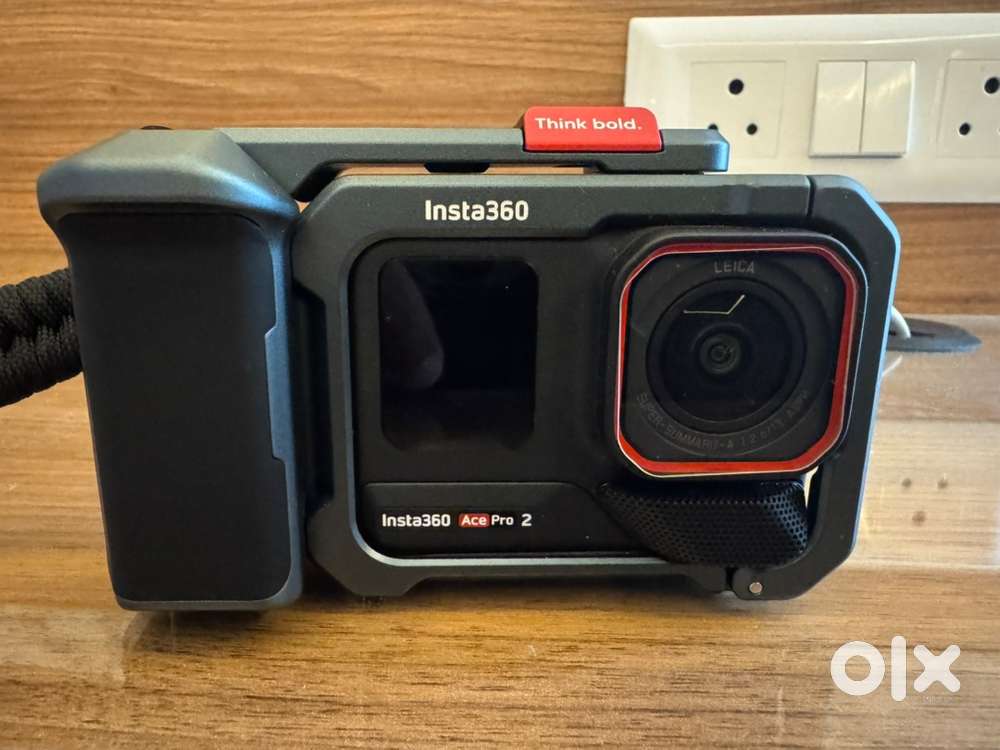 INSTA360 ACE PRO 2 with Explorer Grip Kit