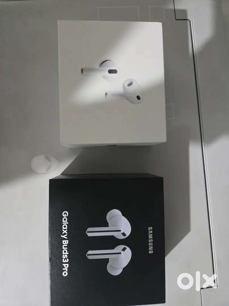 Airpods and samsung buds