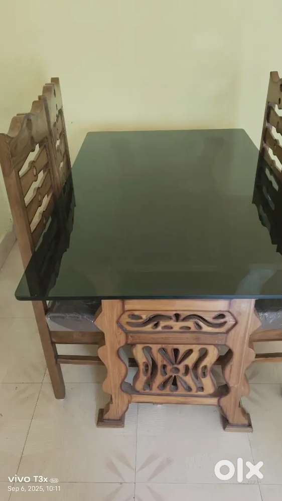 Daining tebul with glass topl