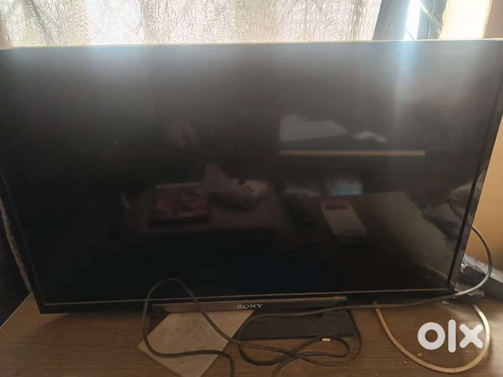 TELEVISION ( Sony Bravia R40 32 inch 80cm  LED TV black in colour)