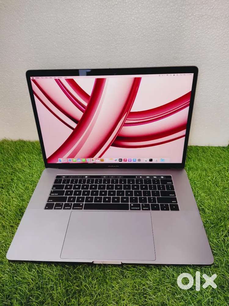 Apple Macbook Pro 2019 Corei7-16 GB DDR4 RAM / 512 SSD / 5.5 GPU- A+