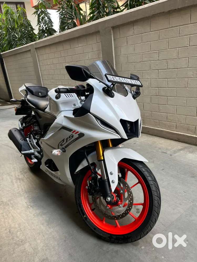 3month old 1500km running bren new r15 v4