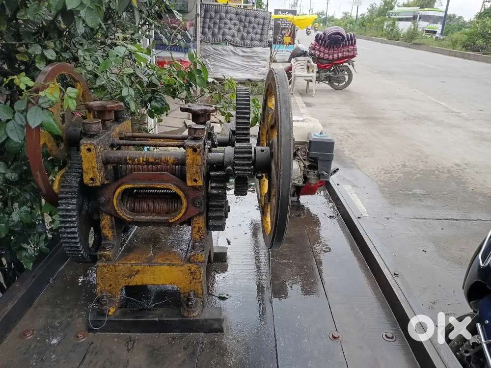 Sugarcane juice machine with engine