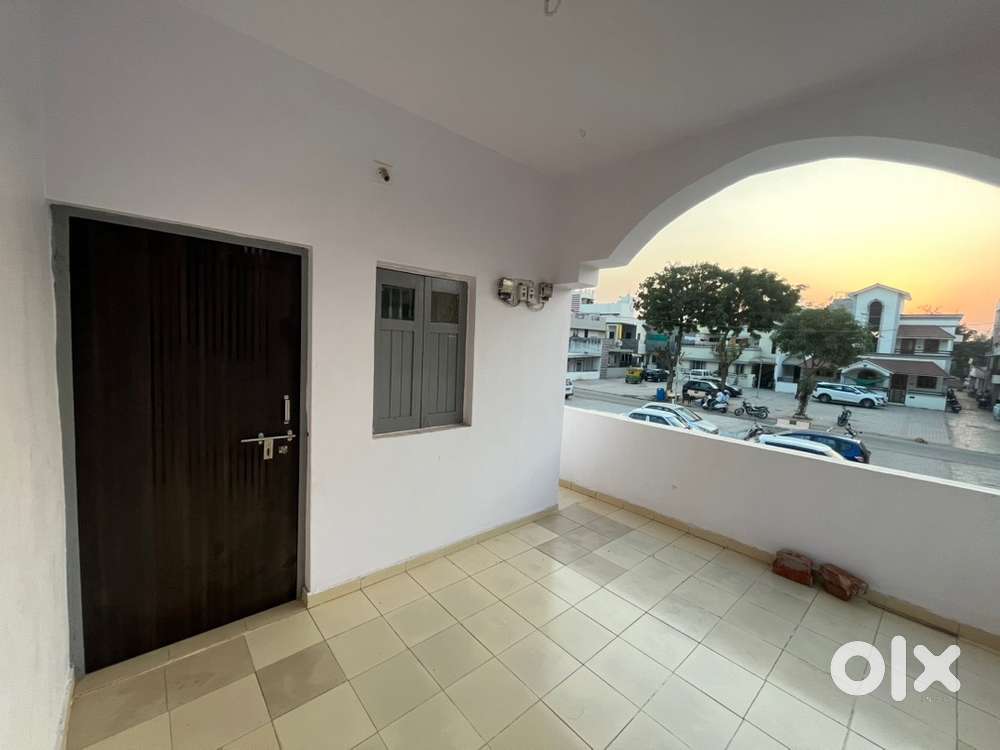 1 Room and kitchen available for small family in chandkheda.