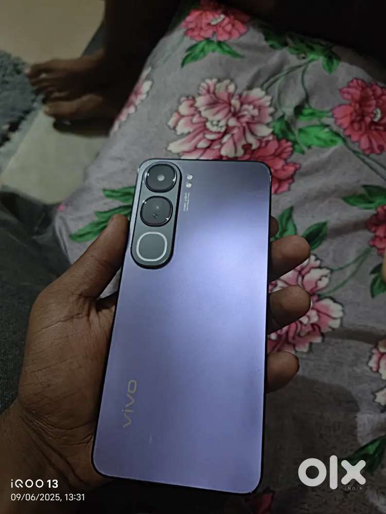 Vivo Y300 5G (8 GB RAM + 256 GB) –Phantom Purple