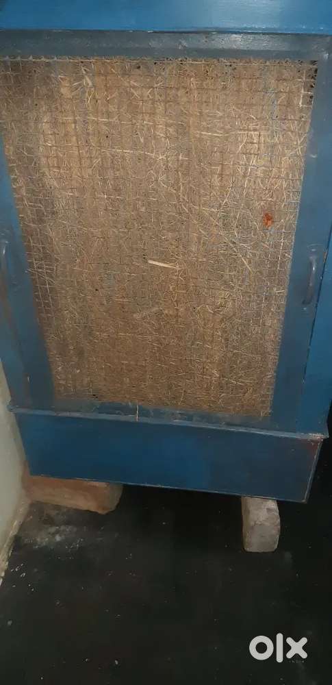 Big cooler with stand in excellent condition