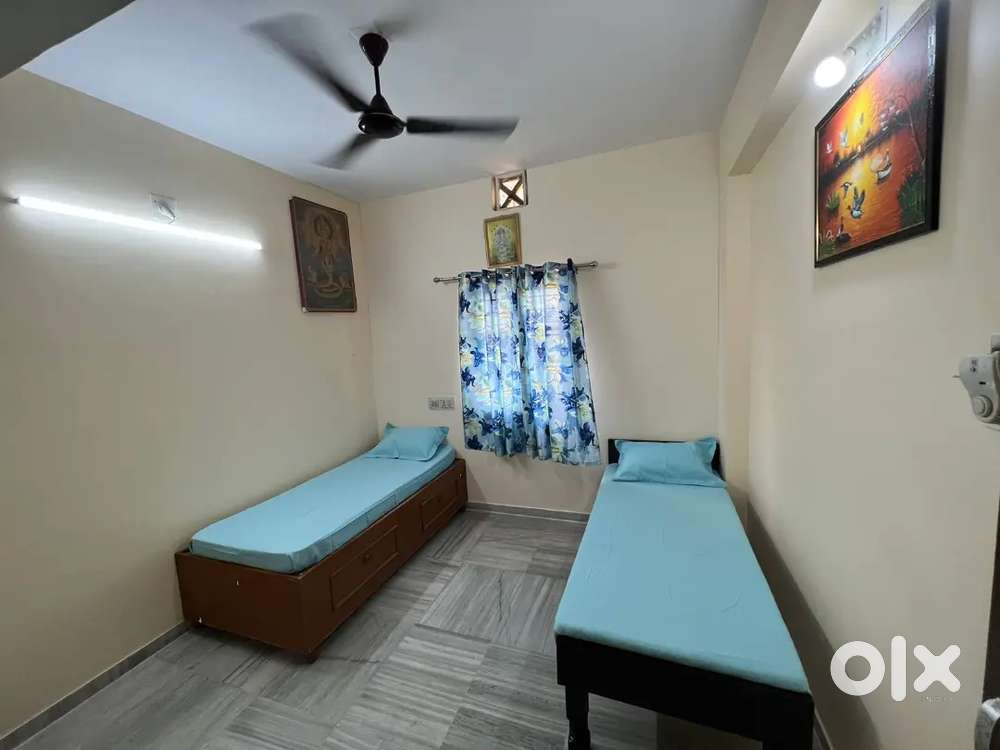 Boy's PG Available in Fateganj Fully Furnished