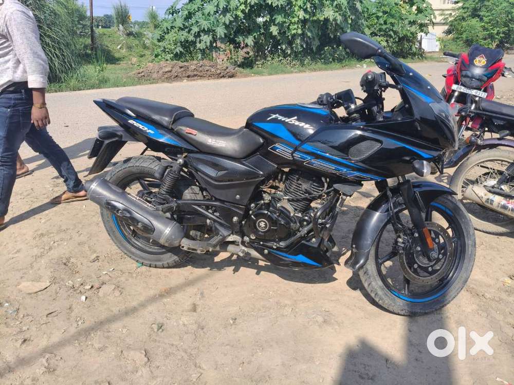 Bike full condition me h only 8700 km drived