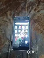 Phone me screen me small crack hai