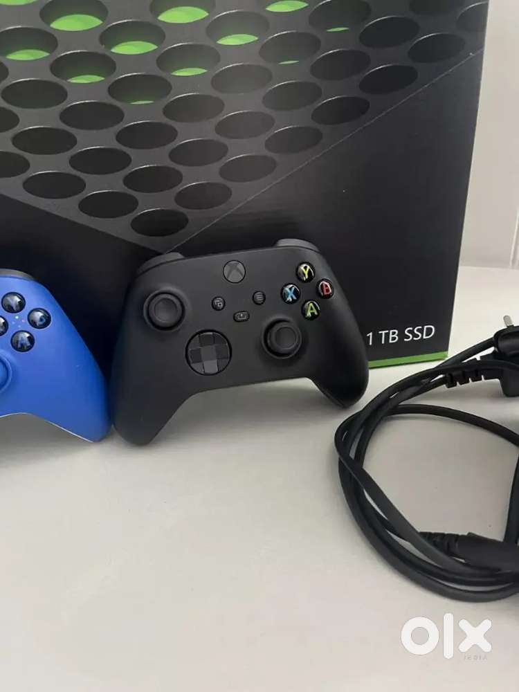 Forza Horizon 5 Xbox Series X Bundle 1TB With Extra Controllers