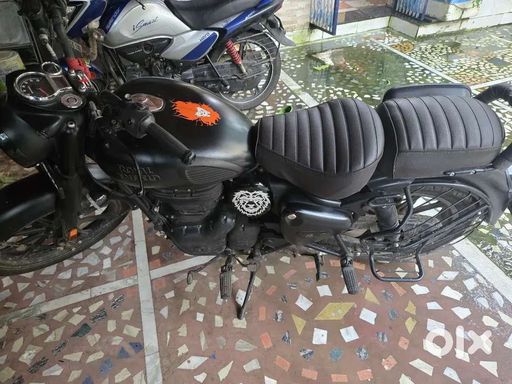 Classic 350 stealth black in excellent condition one year old