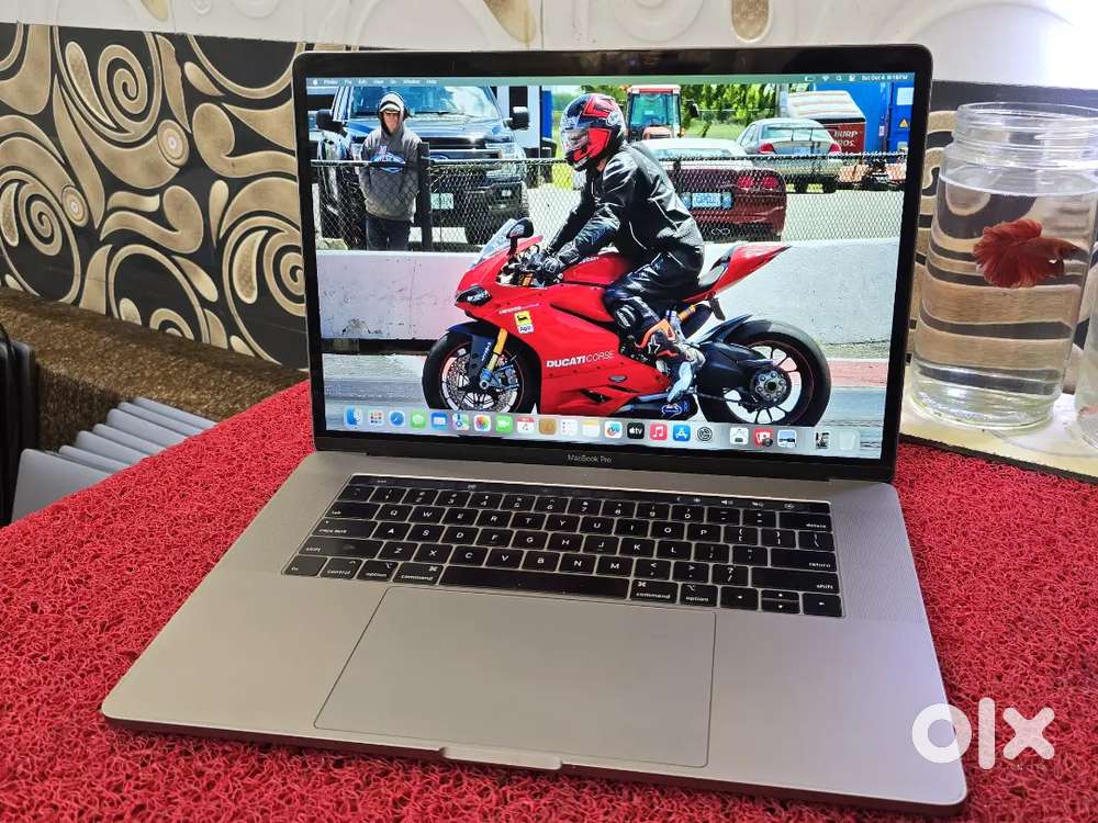 Apple Macbook Pro i9 16gb 512gb 5.5gb GRAPHICS 15inch Retina Touchbar
