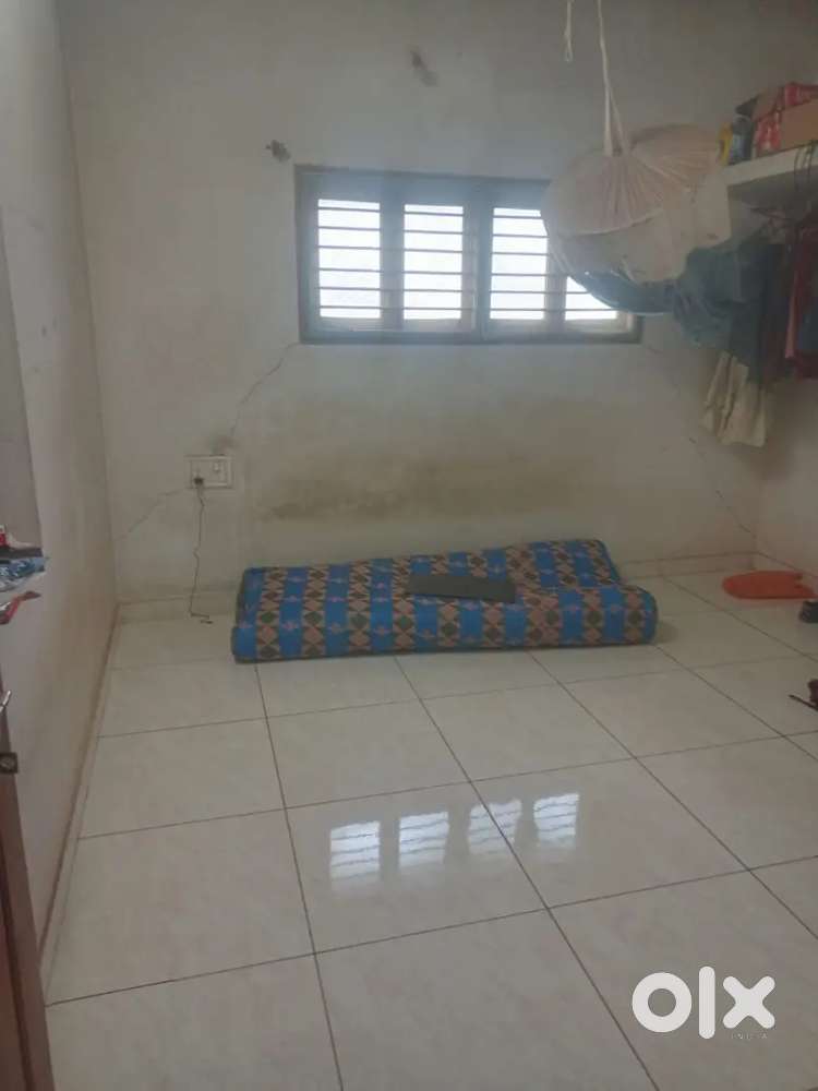 Spacious rooms available for students and bachelors