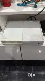 XBOX ONE CONSOLE 1TB EDITION WHITE/PRICE LIL BIT NEGOTIABLE