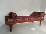 Elegant Wooden Diwan Cot in Excellent Condition
.