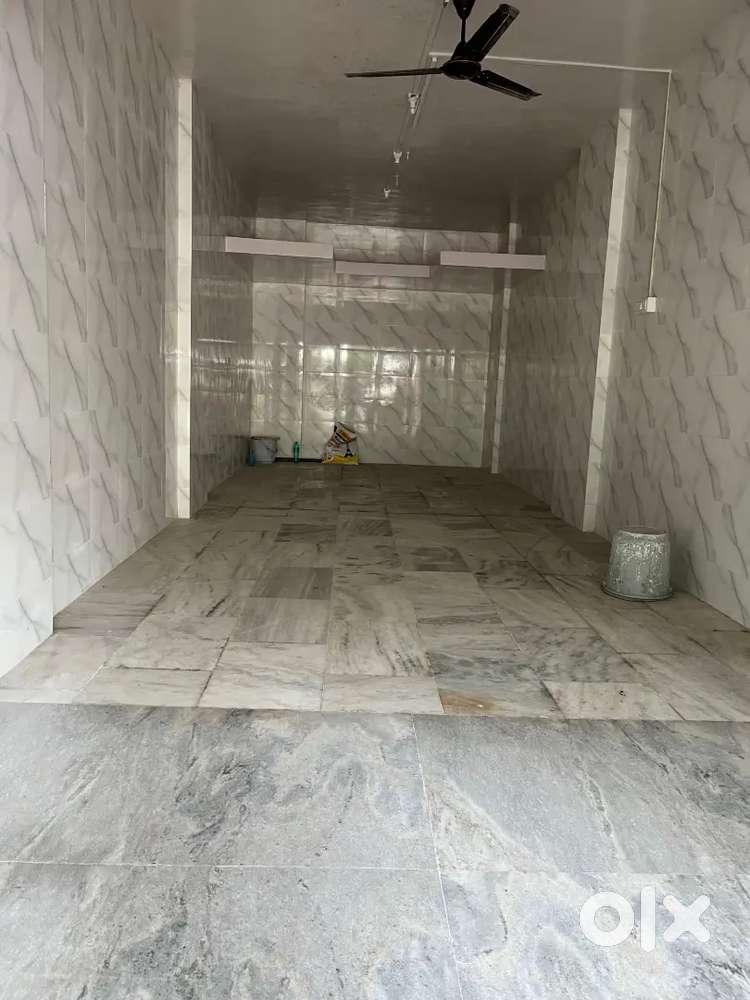 Shop available on rent in evershine, Prime location