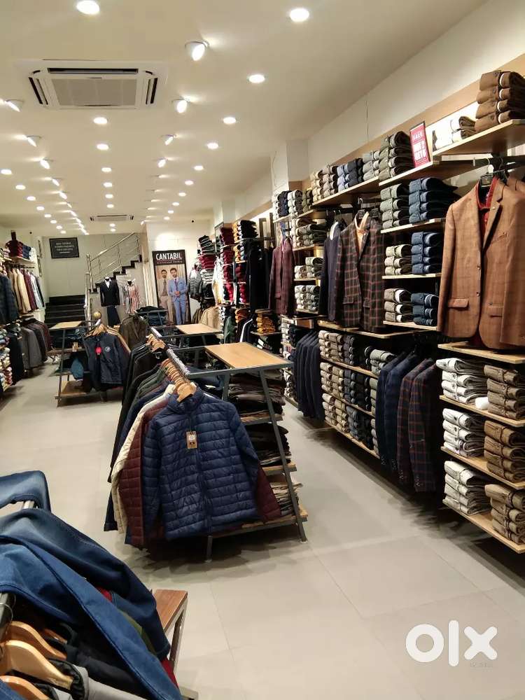 कपड़े शोरूम में काम करने के लिए लड़के और लड़कियों की जरुरत है