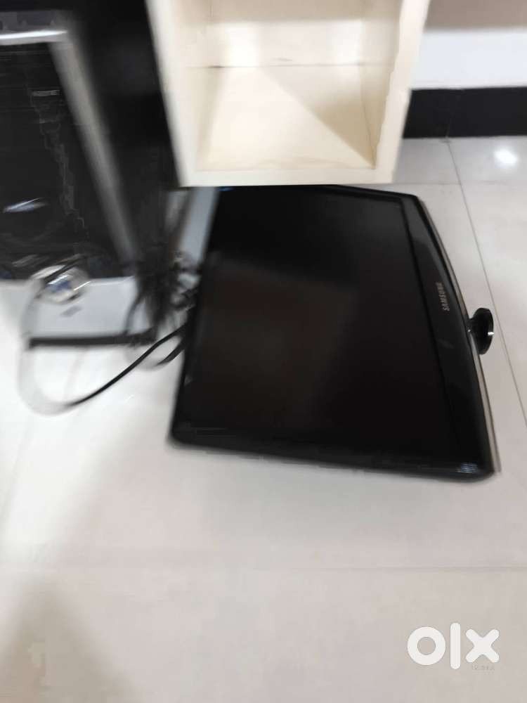 Samsung computer monitor with accessories