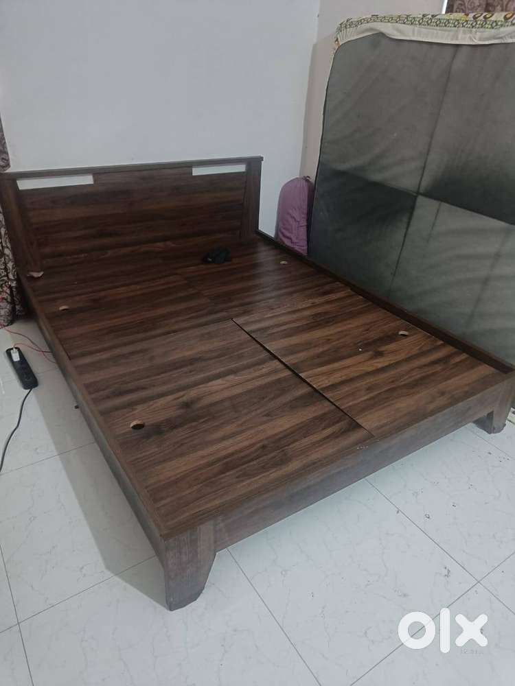 Queen size bed, Urban ladder company