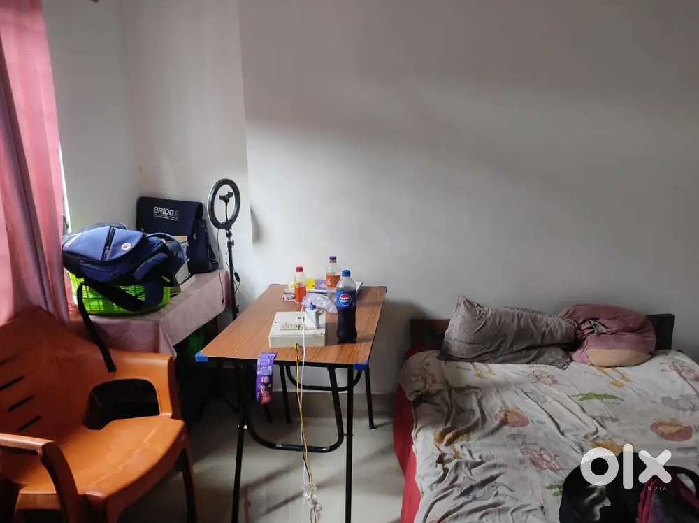Independent single room(couple allow)