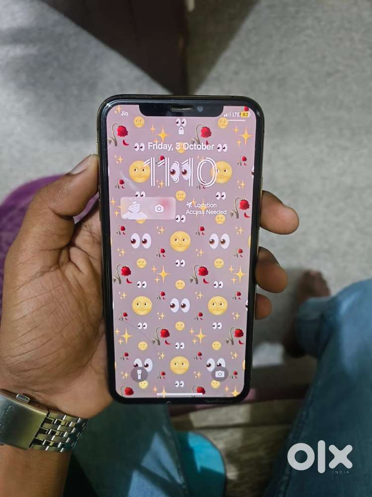 I phone xs rose gold colour 64 gb storage