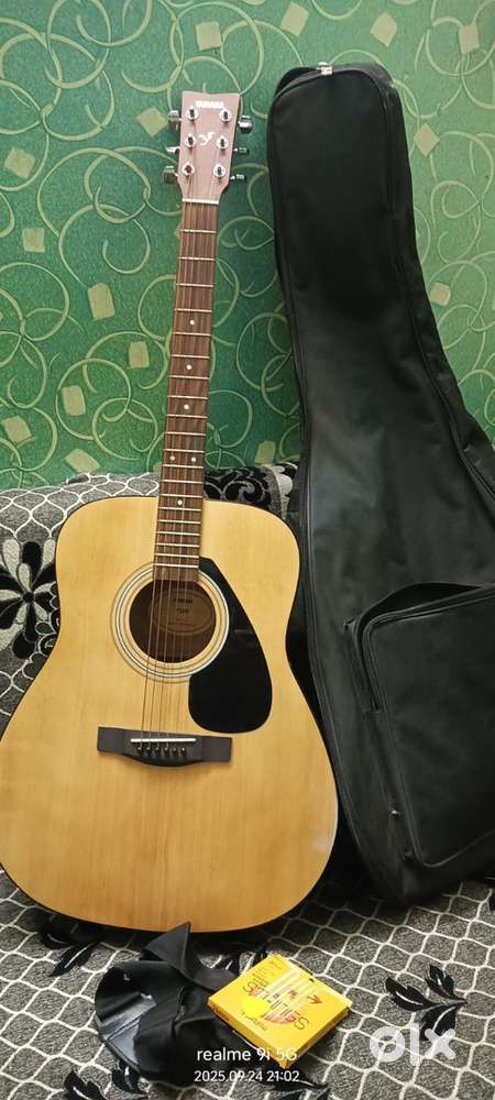 Yamaha F280 Acoustic Guitar