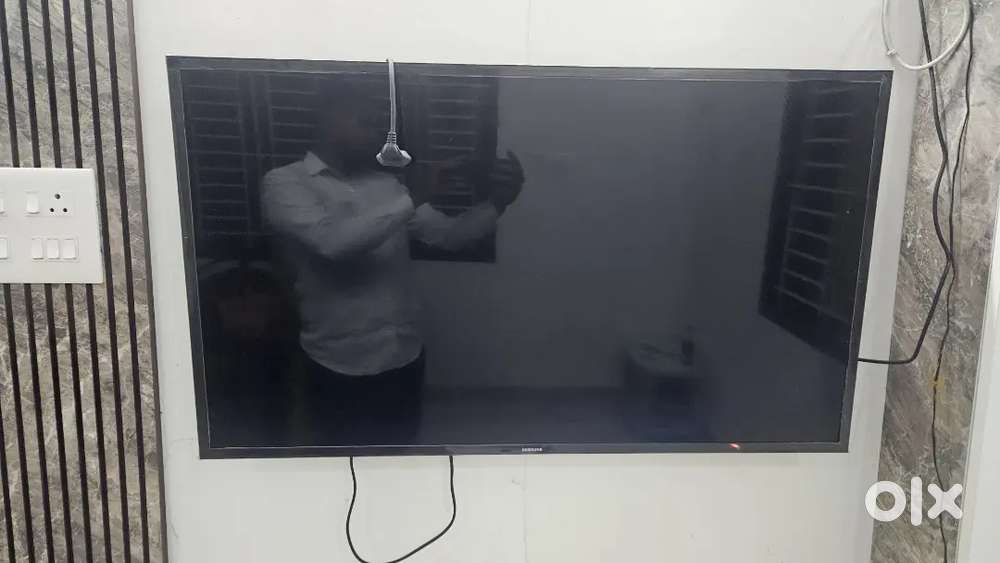 SAMSUNG 44 INCH SMART TV IN GOOD CONDITION